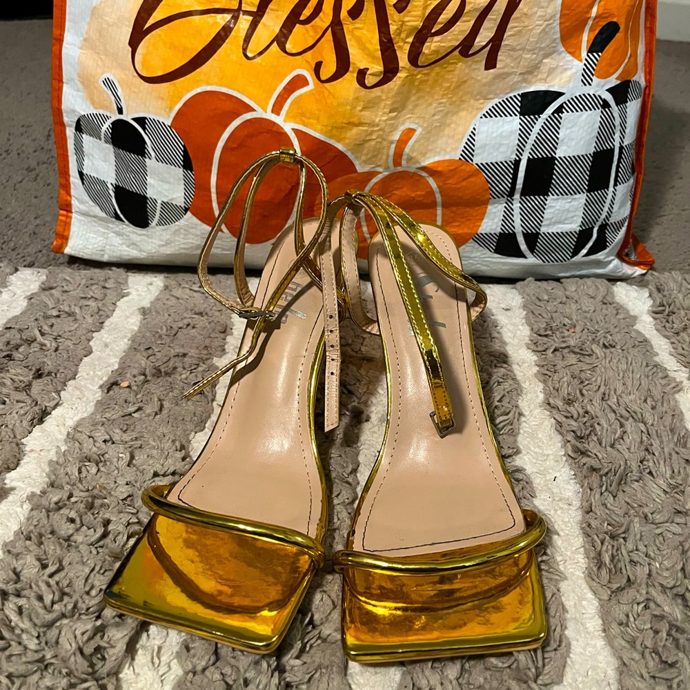 Gold Gold Gold!!! Worn once for a wedding, great condition!!!